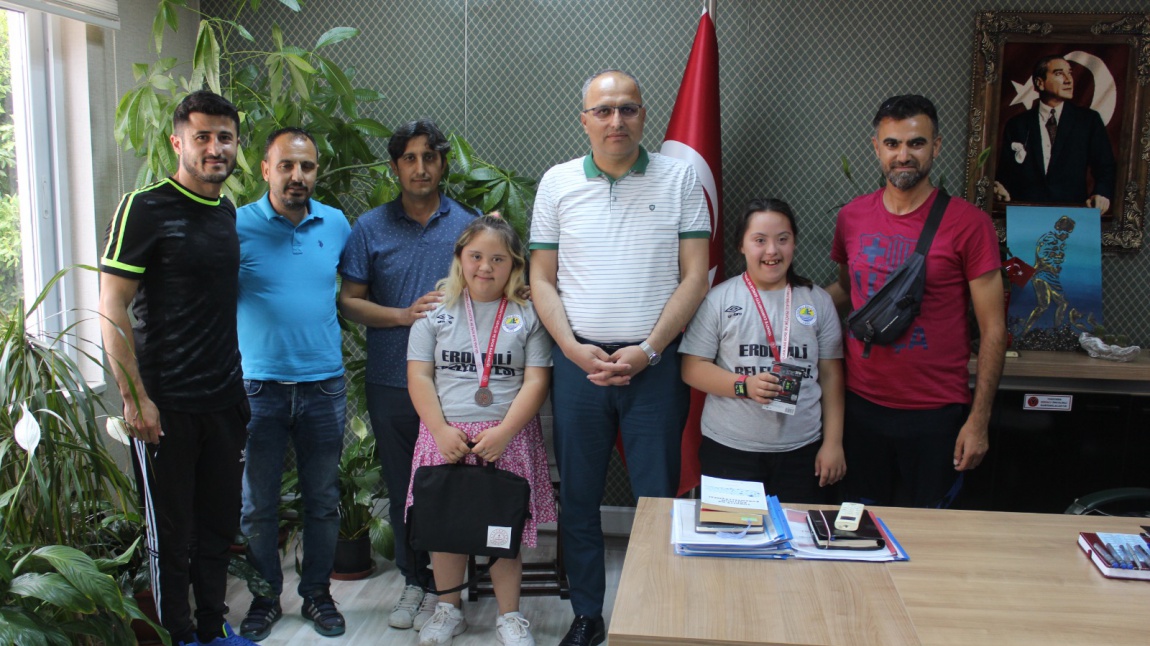 Türkiye Şampiyonu sporcularımız İlçe Milli Eğitim Müdürümüzü ziyaret ettiler.